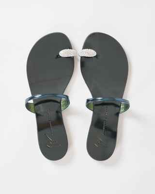 flat sandal with toe ring