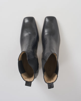elin short square toe chelsea boot with heel