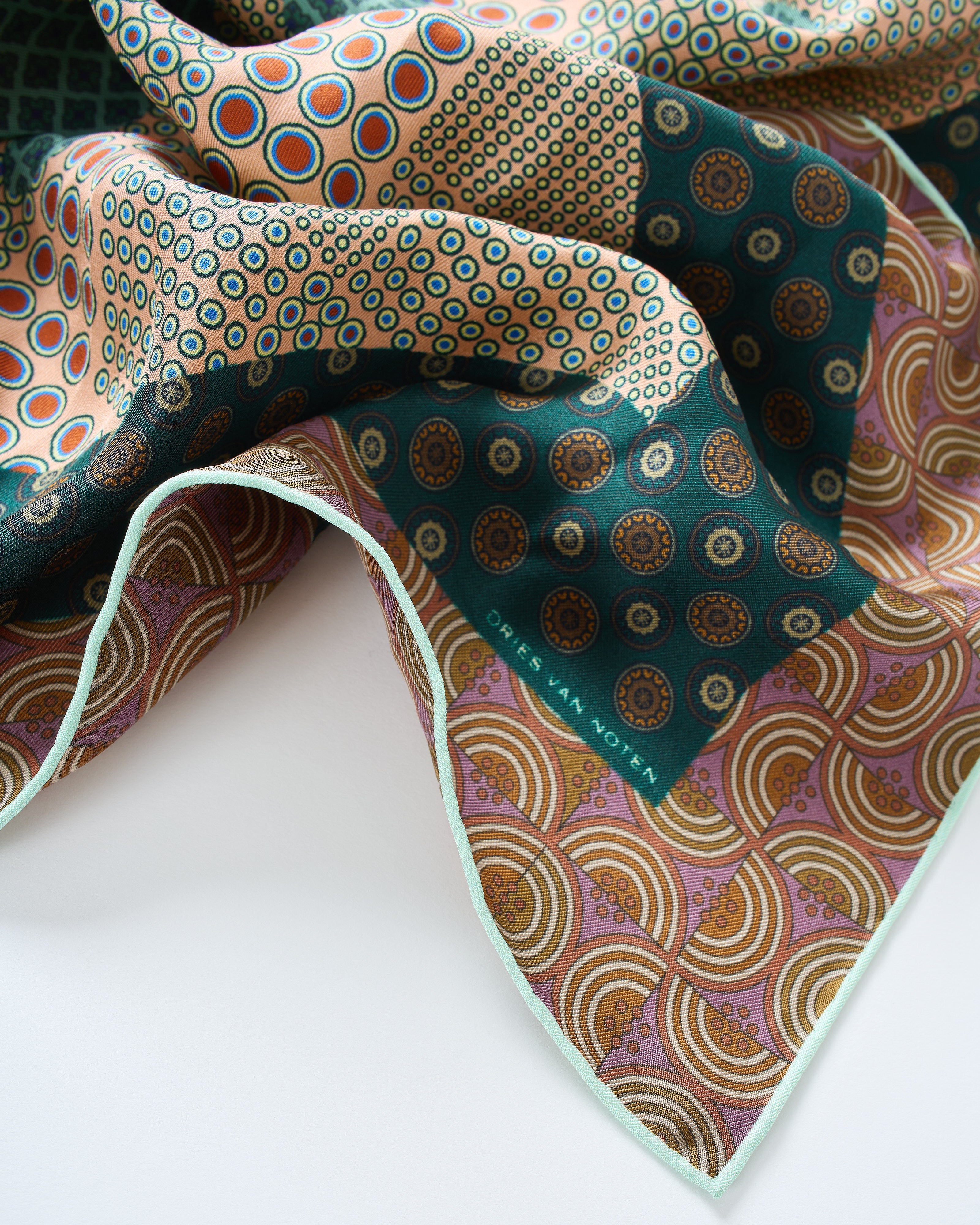 DRIES VAN NOTEN ストール　ペイズリー Paisley Scarf DRIES VAN NOTEN Embroidered Fringed Silk Scarf | Red | FARFETCH