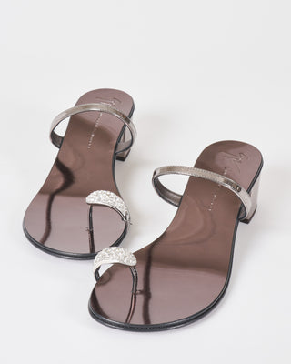 heeled sandal with toe ring