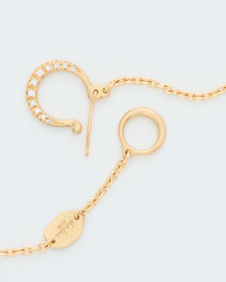 hung gold necklace