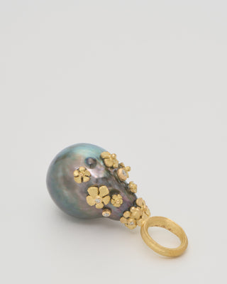 large pearl pendant with flowers