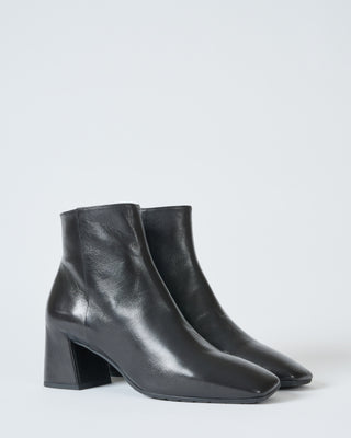 leather square toe inside zipper boot