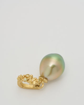 pearl pendant with flower bale