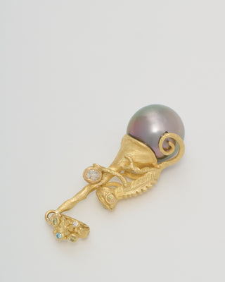 pearl pendnat with chameleon