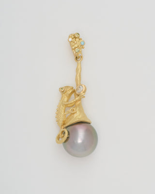 pearl pendnat with chameleon
