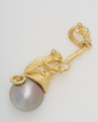 pearl pendnat with chameleon