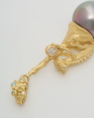 pearl pendnat with chameleon