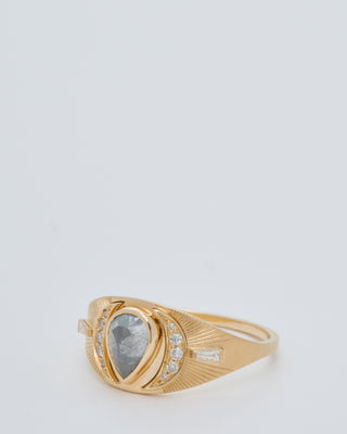 pear/oval diamond ring