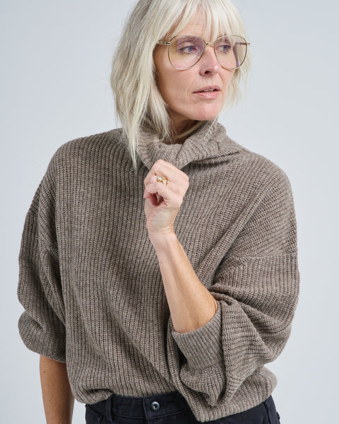 poet_turtleneck_taupe_4_grande