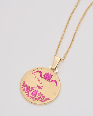 queen bee pendant necklace