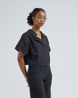 she comes and goes again w/ crystal collar