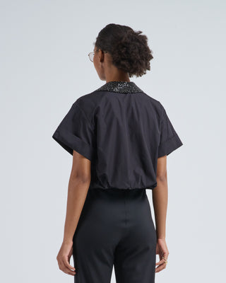 she comes and goes again w/ crystal collar