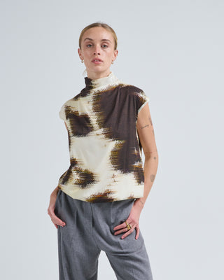 sleeveless top