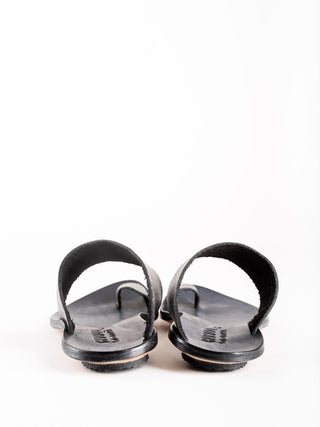 thong sandal - metallic black