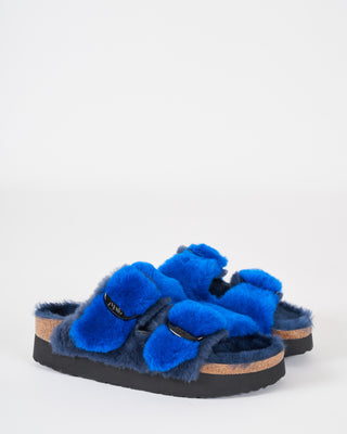 arizona big buckle platform sandal - ultra blue/midnight shearling