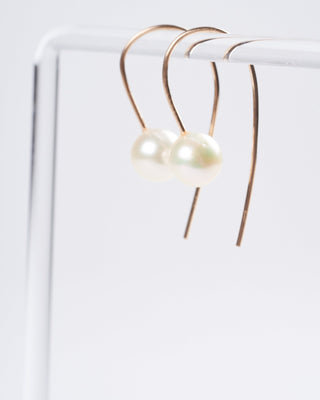cream akoya pearl earrings - white/ gold