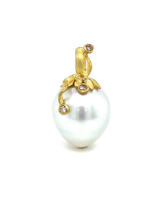 pendant pearl 18k gold with .13 ct. champagne diamonds