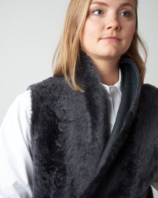 stand collar shearling gilet - graphite