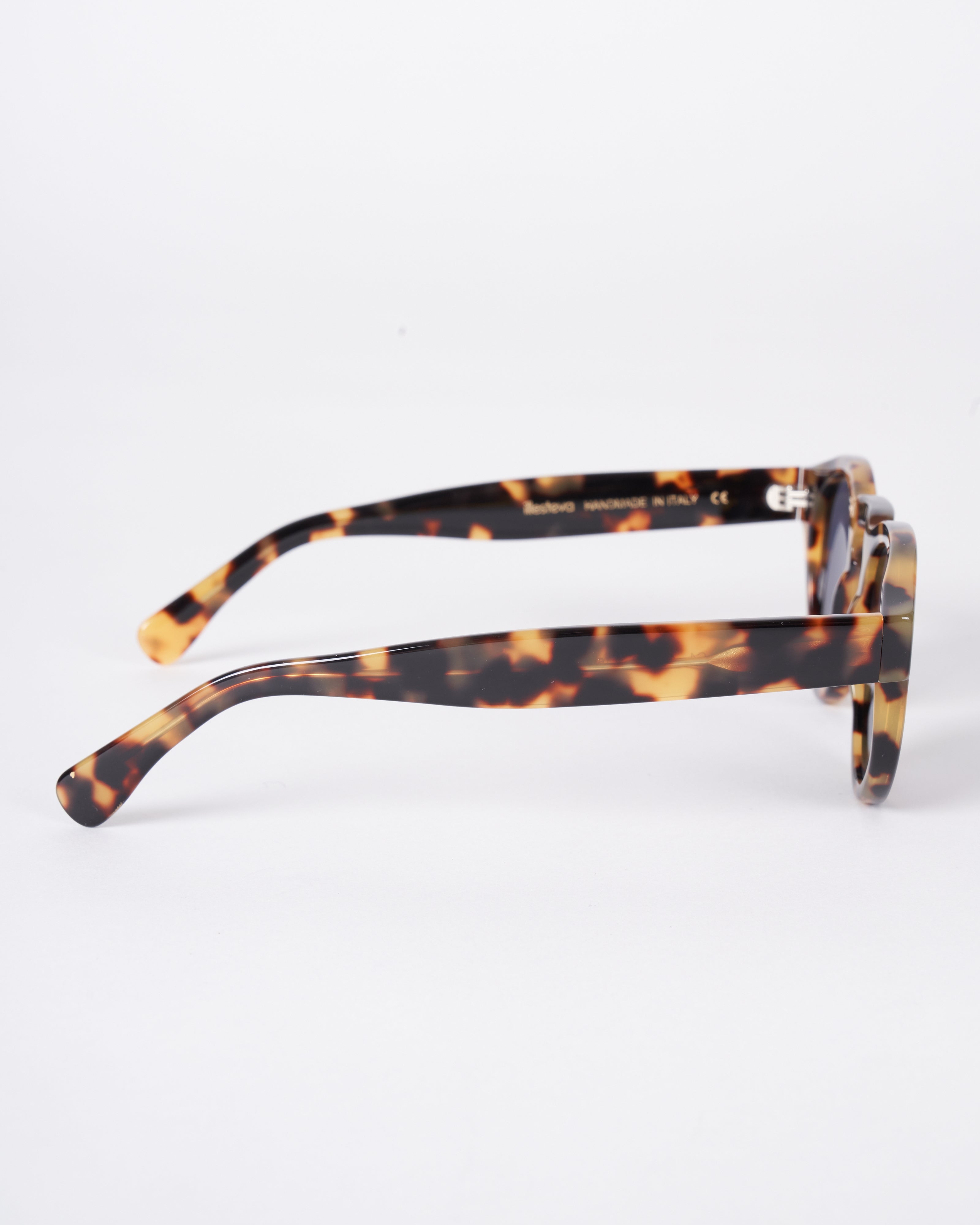 This is Illesteva Leonard Sunglasses Tortoise, Rose Mirror. illesteva Leonard C41 Sunglasses White & Gray Tortoise With  main image 3