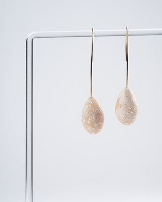 droplet cream clay earring - gold/cream