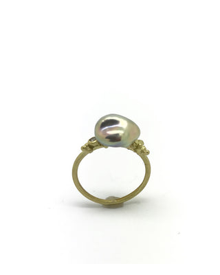 18k gold ring with freshwater keshi pearl .03 ct diamond