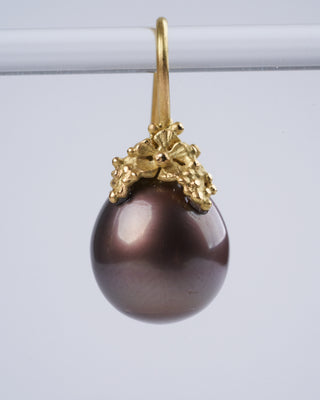 brown pearl earrings - brown / gold