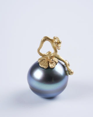 tahitian pearl pendant with 18k yellow gold and diamond details - gold
