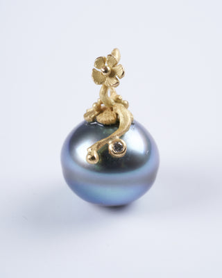 tahitian pearl pendant with 18k yellow gold and diamond details - gold