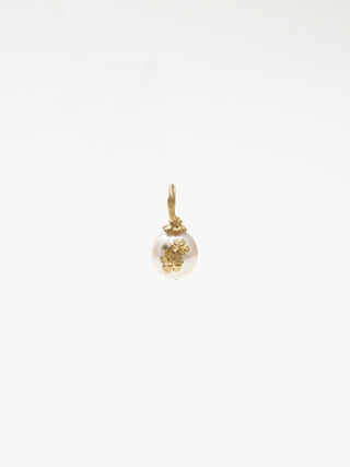 pearl pendant with flowers and diamond