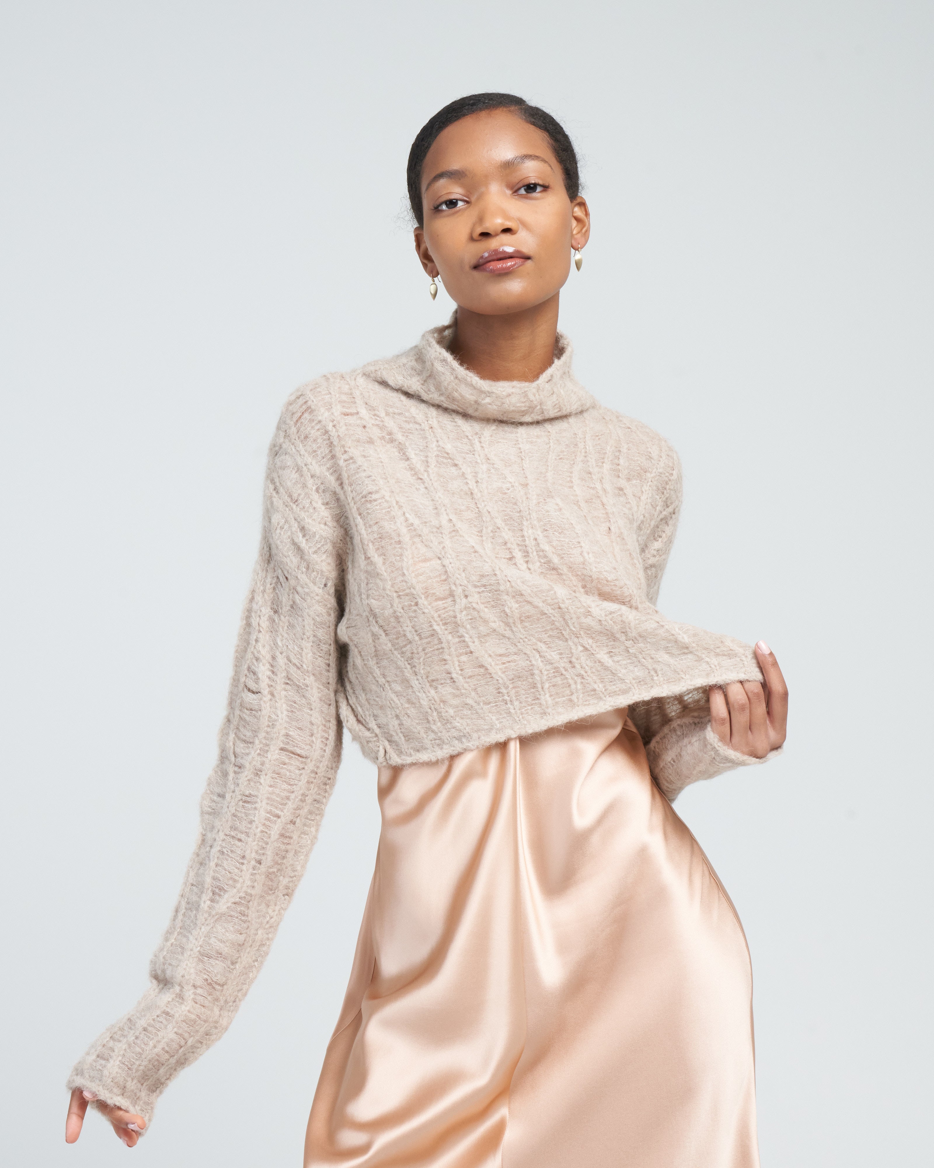 Voz Manos Crop Sweater Champagne