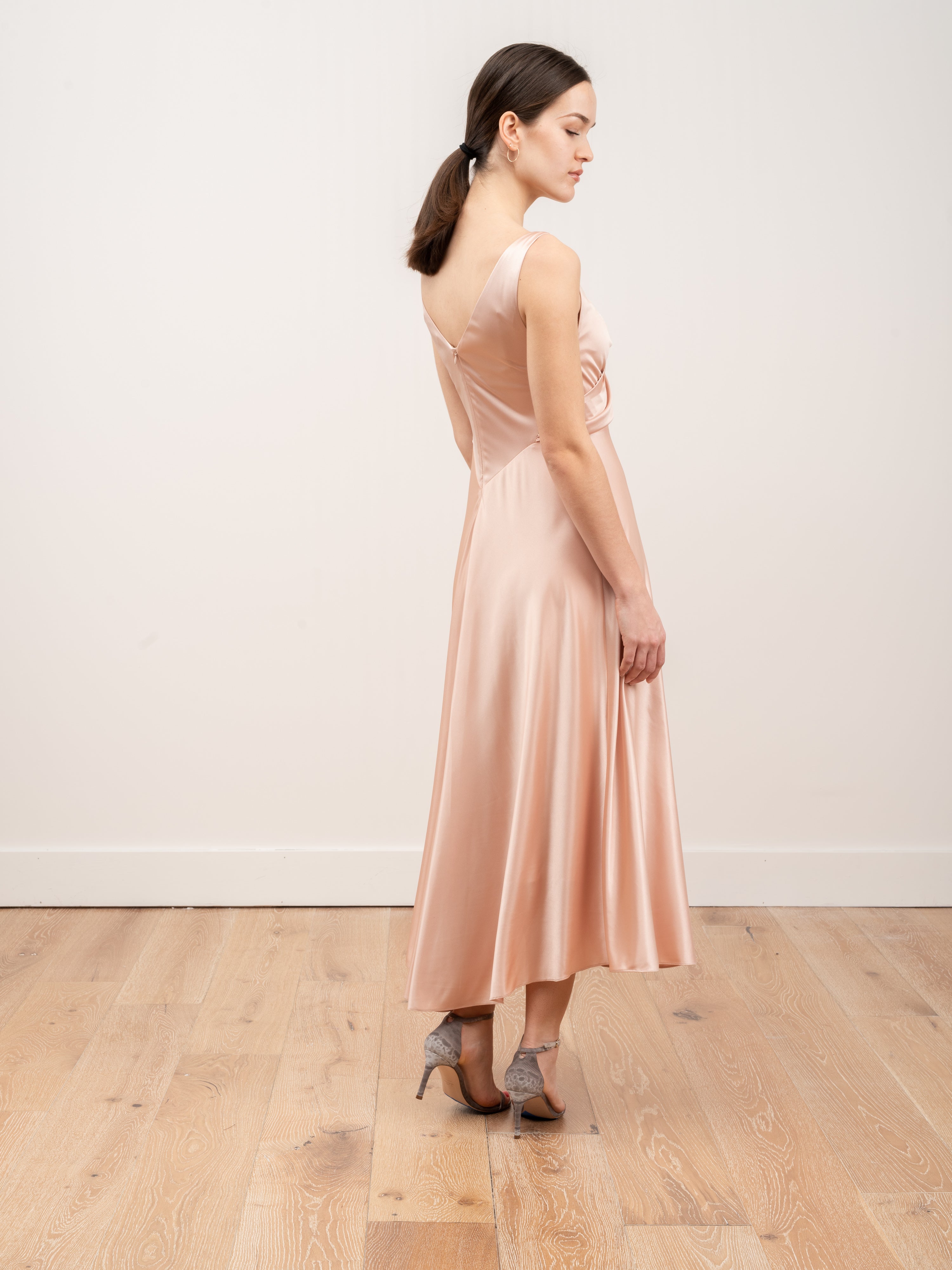 rachel comey pink dress Rachel Comey is a Manhattan-based designer known for her intellectual, arts-and-crafts aesthetic. As a young costume designer in New York, Rachel Comey found herself a loyal cult following designing menswear for local