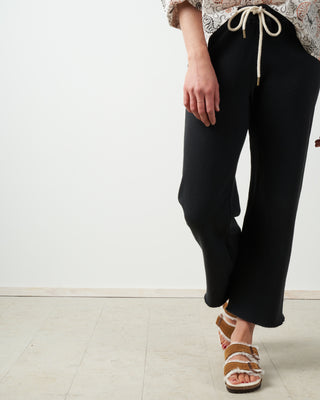 the wide leg cropped sweatpant - almost black