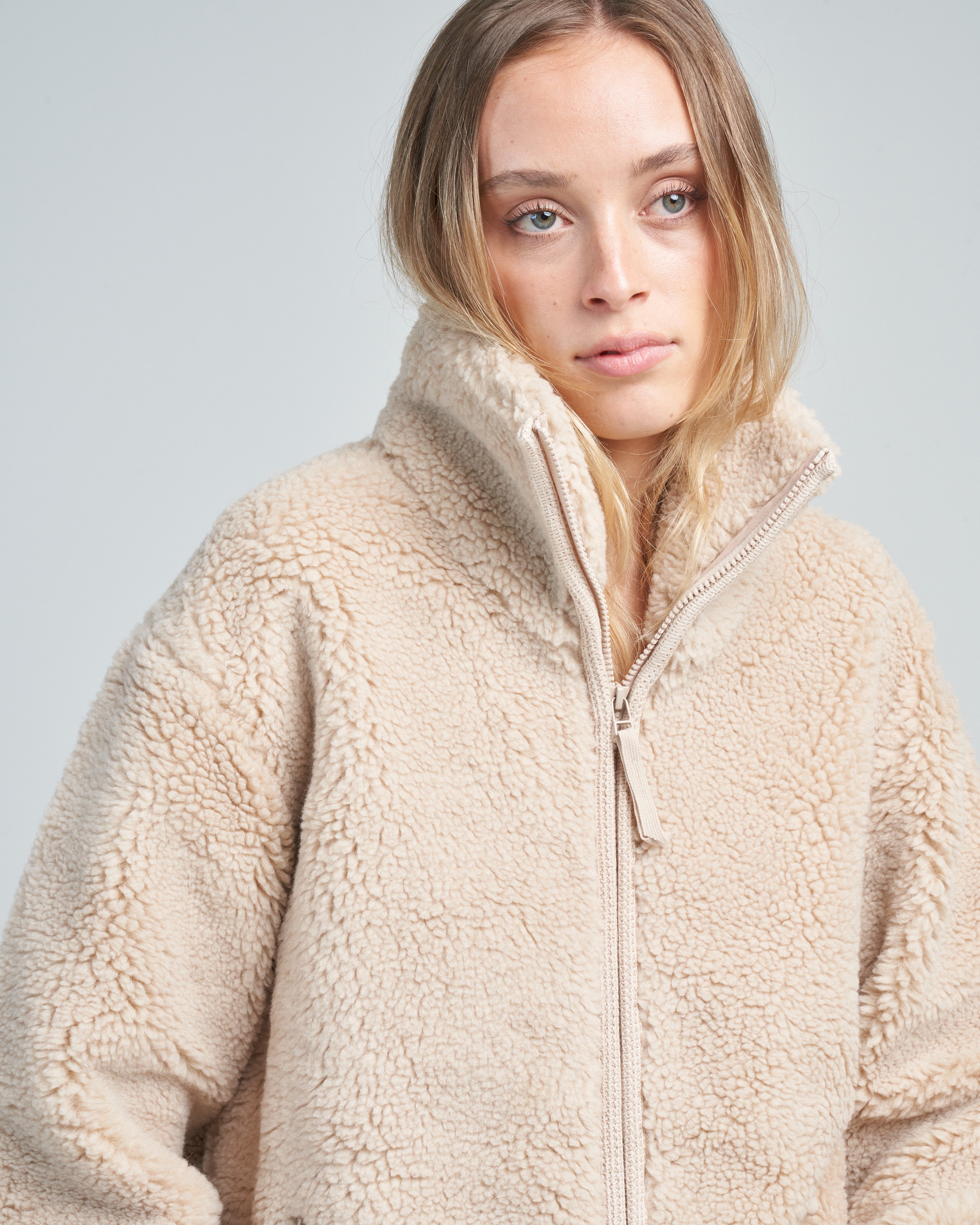 7115 By Szeki Zip Up Turtle Curly Jacket Beige